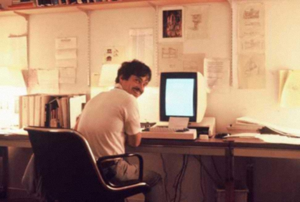 Alan Kay usando un ordenador Alto